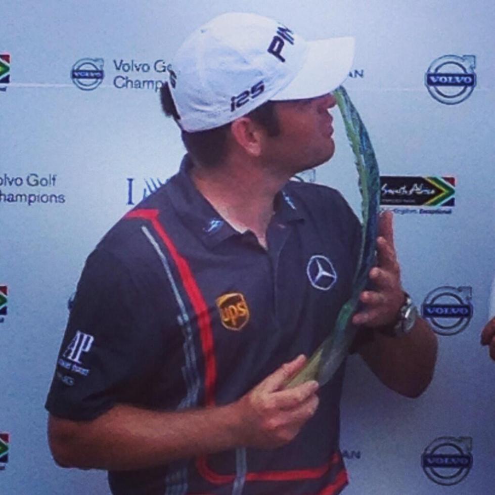 Louis Oosthuizen kisses the Volvo Golf Champions trophy. (Courtesy: European Tour Twitter account)